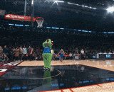 Aaron Gordon skipped the mascot with two legs changing hands to dunk! Handsome!!!,阿龙戈登跳过吉祥物双腿换手扣篮！！帅炸了！！