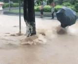 下雨天，涨水了，一个胖子和一个瘦子 - On rainy days, water has risen, a fat person and a thin person.