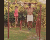 粑粑带女儿玩单杠漫步，女汉子就是酱练粗来的 - Baba takes her daughter for a stroll on the horizontal bar.
