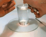 在水里燃烧的火，好神奇！ - The fire that burns in the water is amazing!