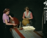 The earth's globe was so handmade.,当年的地球仪是这样纯手工制作的