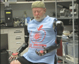 用意念控制双假臂的第一人 - The first person to use the idea to control the double arm