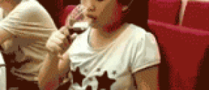 小妹子第一次品尝红酒，这销魂的表情~醉了 - The first time the little girl tasted red wine, this ecstasy expression was drunk.