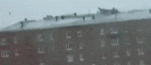 在俄国，房顶不防风......掀起了你的盖头来..... - In Russia, the roof is not windproof... It sets off your cover.