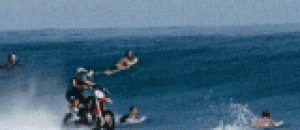 开摩托车冲浪，简直帅爆了 - The motorbike surfing, it's pretty cool.
