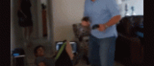 一个81岁的老爷爷在家里玩VR（虚拟现实）僵尸游戏玩得超级认真 - A 81 year old grandfather played the VR (virtual reality) zombie game at home.