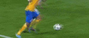 比达尔在禁区内踢草 - Vidal kicked the grass in the forbidden area