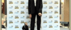 世界最高的人跟世界最矮的人合影 - The world's tallest man takes a picture with the shortest man in the world