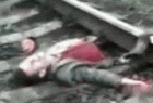 被火车切断的人，活了50分钟后死了 - The man who was cut off by the train died 50 minutes later